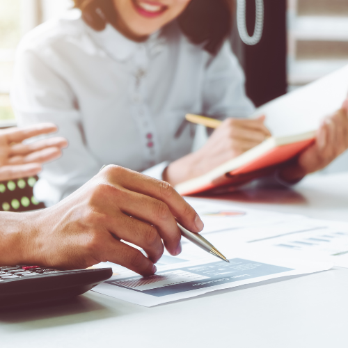Secrétaire à domicile à Vannes travaillant   dans les locaux d'un professionnel du bien-être à Vannes.