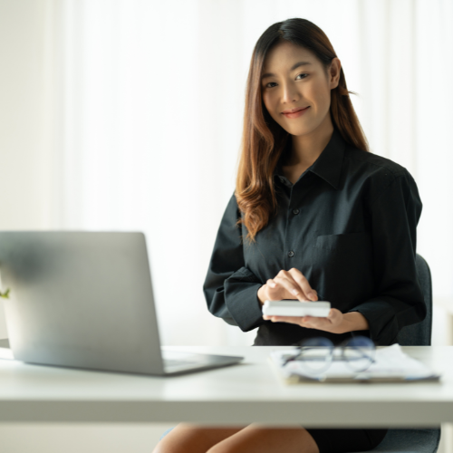 Secrétaire freelance travaillant à distance sur un ordinateur portable pour un artisan en Guadeloupe