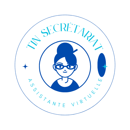 Secrétaire indépendante dans le Morbihan en France travaillant à distance sur un ordinateur portable pour une TPE.